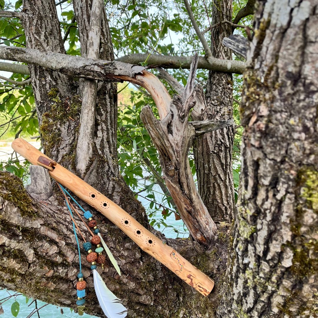 3 schamanische Indinaerflöte in der Natur